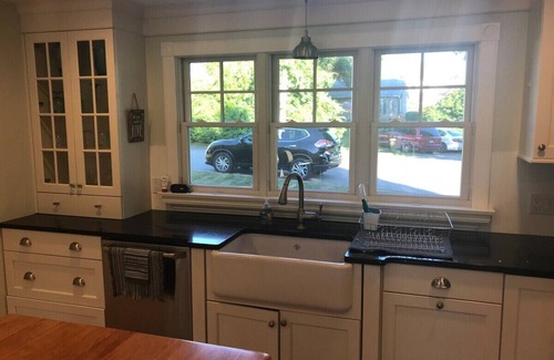 Snug Harbor Casa | Great Island Beauty-- Sleeps 8, Central AC, ducha al aire libre y lleno de encanto.