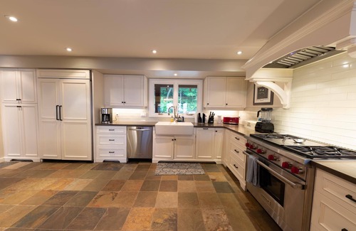 Minett Cabaña | Gorgeous Cottage on Lake Rosseau! Huge Boathouse Deck + 300ft of Frontage!