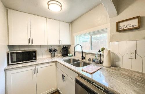 Central Colorado Springs Casa | Gorgeous cottage downtown COS pet friendly