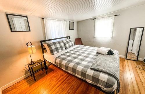 Central Colorado Springs Casa | Gorgeous cottage downtown COS pet friendly