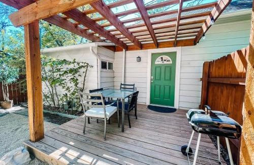 Central Colorado Springs Casa | Gorgeous cottage downtown COS pet friendly