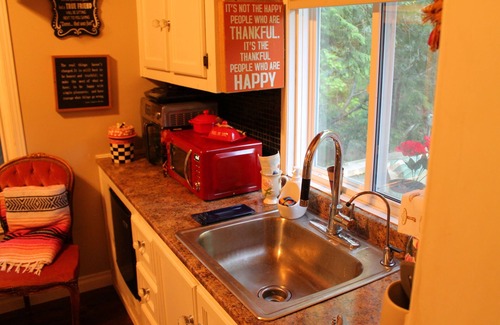 Mono Cabaña | Gorgeous cozy cottage besides a bustling stream, surrounded by gorgeous greenery