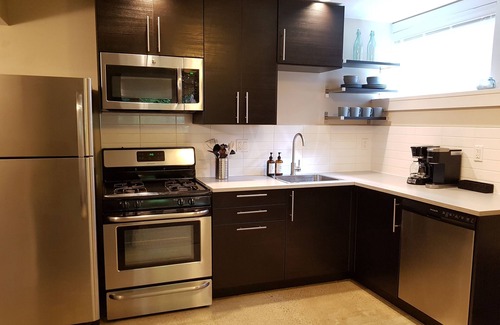 Deep Cove Apartamento | Gorgeous Deep Cove! Kayak, ski, bike, bring your dog! Explore the North Shore.