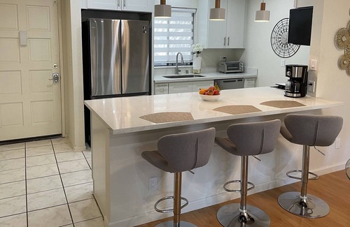 Downtown Apartamento | Gorgeous Designer Suite Home 2-bedroom, 2-bath, 2-car Central Glendale.