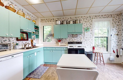 Rock Stream Casa | Gorgeous dog-friendly lakefront cottage with full kitchen and grill