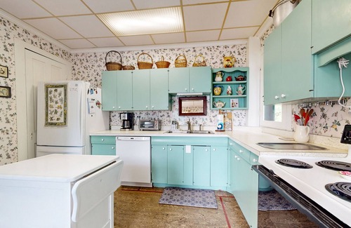 Rock Stream Casa | Gorgeous dog-friendly lakefront cottage with full kitchen and grill