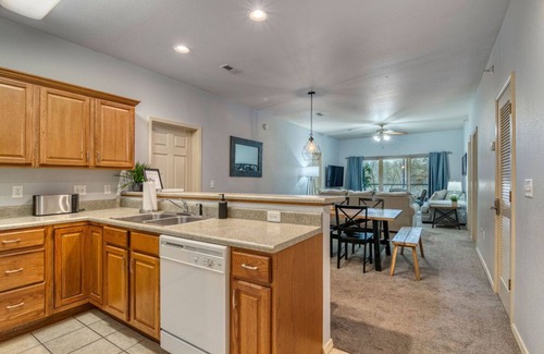 Branson West Condominio | Gorgeous family-sized golf course level condo. Sleeps 11. 3 min to SDC!!