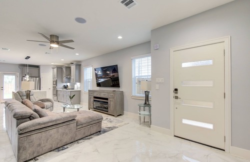 Spring Branch Casa | Gorgeous Family-sized Townhouse close to downtown!