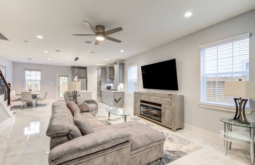 Spring Branch Casa | Gorgeous Family-sized Townhouse close to downtown!