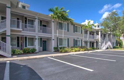 Naples Casa | **Gorgeous First Floor Villa in Greenlinks of Lely -Relax by the Pool, Golf at 2 Courses or Enjoy Happy Hour Next Door!**