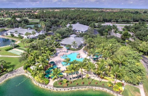 Naples Casa | **Gorgeous First Floor Villa in Greenlinks of Lely -Relax by the Pool, Golf at 2 Courses or Enjoy Happy Hour Next Door!**