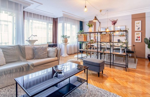 Nisantasi Apartamento | Gorgeous Flat with Lovely Balcony in Nisantasi
