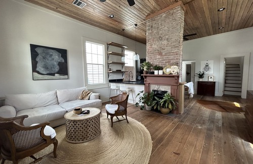 East Carrollton Casa | Gorgeous, Fully Renovated two level shotgun in the University Area