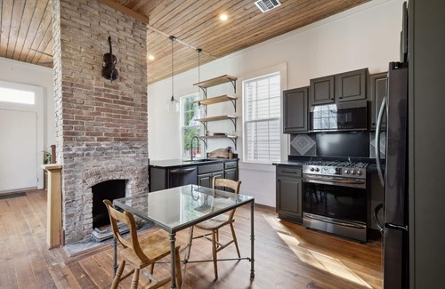 East Carrollton Casa | Gorgeous, Fully Renovated two level shotgun in the University Area