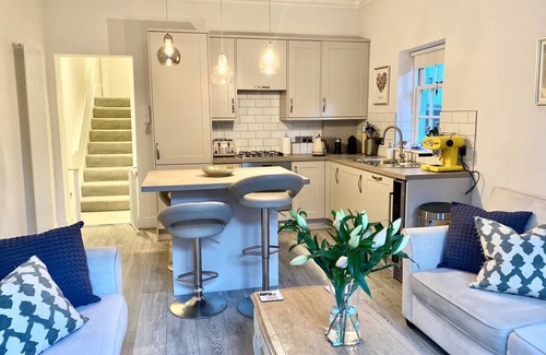 Hillrise Apartamento | Gorgeous garden flat in Highgate with ping pong table!