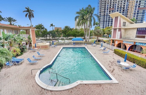 Hallandale Beach Apartamento | Gorgeous Gem, Walk From the Ocean!!