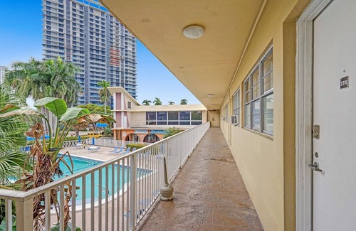 Hallandale Beach Apartamento | Gorgeous Gem, Walk From the Ocean!!