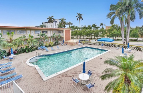 Hallandale Beach Apartamento | Gorgeous Gem, Walk From the Ocean!!