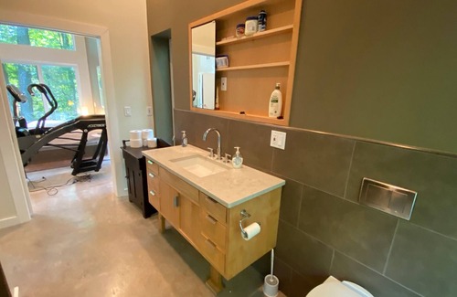 Damascus Casa | Gorgeous Glass 3 Bedroom, 2 Bath Riverfront Home
