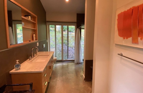 Damascus Casa | Gorgeous Glass 3 Bedroom, 2 Bath Riverfront Home