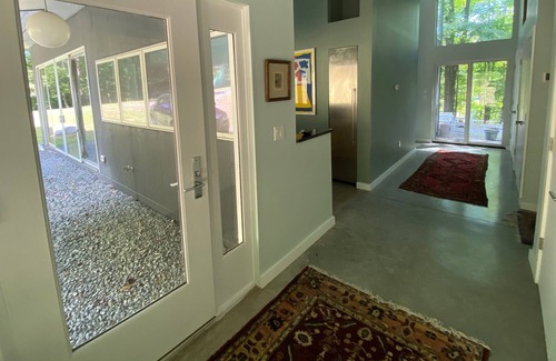Damascus Casa | Gorgeous Glass 3 Bedroom, 2 Bath Riverfront Home
