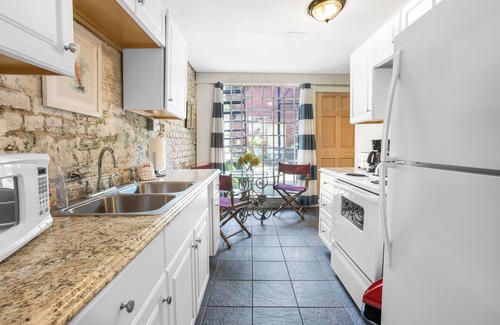 Old West Broad Neighborhood Apartamento | Gorgeous Ground Level Getaway - Historic District Savannah near Forsyth Park
