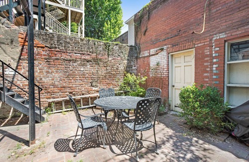 Old West Broad Neighborhood Apartamento | Gorgeous Ground Level Getaway - Historic District Savannah near Forsyth Park