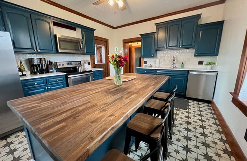 Lake Forest Estates Casa | Gorgeous Historic Victorian - 4 bedrooms 2 bathrooms - 4 Blocks Walk to Town