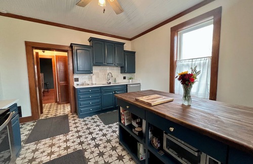 Lake Forest Estates Casa | Gorgeous Historic Victorian - 4 bedrooms 2 bathrooms - 4 Blocks Walk to Town