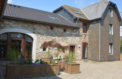 Walk Casa | Gorgeous Holiday Home in Waimes with In-House Theatre & Pool