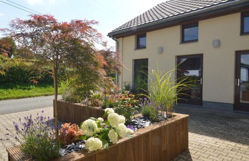 Walk Casa | Gorgeous Holiday Home in Waimes with In-House Theatre & Pool