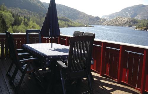 Gulen Casa | Gorgeous Home In Dalsøyra With Kitchen