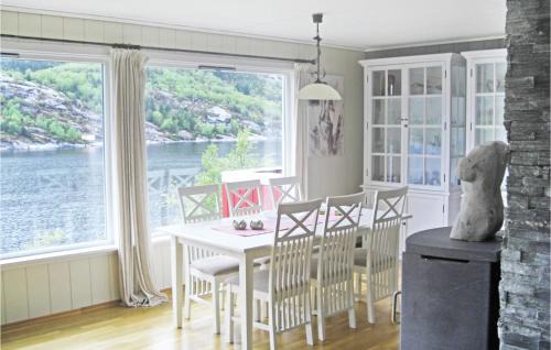 Gulen Casa | Gorgeous Home In Dalsøyra With Kitchen