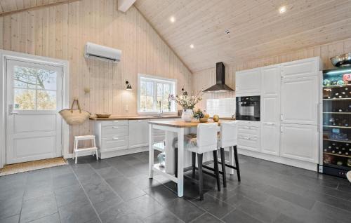 Ordrup Casa | Gorgeous Home In Fårevejle With Kitchen