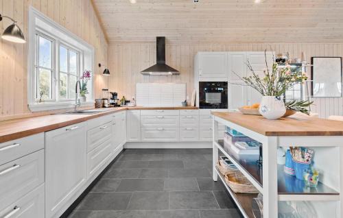 Ordrup Casa | Gorgeous Home In Fårevejle With Kitchen
