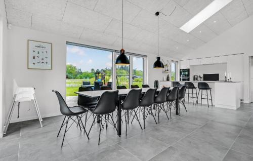 Fjellerup Strand Casa | Gorgeous Home In Glesborg With Kitchen