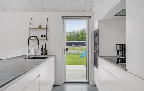 Fjellerup Strand Casa | Gorgeous Home In Glesborg With Kitchen