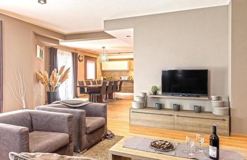 Heki Casa | Bonita casa en Trosti con jacuzzi
