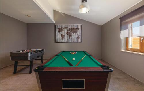Heki Casa | Gorgeous Home In Trosti With Jacuzzi