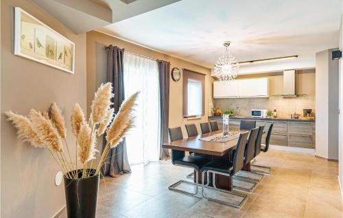 Heki Casa | Gorgeous Home In Trosti With Jacuzzi