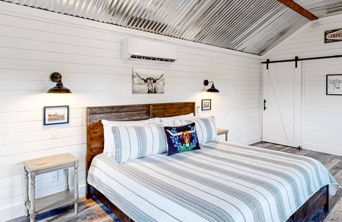 Fredericksburg Cabaña | Gorgeous Home Near Historic Downtown Fredericksburg w/Free WiFi, Shared Firepit