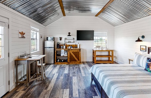 Fredericksburg Cabaña | Gorgeous Home Near Historic Downtown Fredericksburg w/Free WiFi, Shared Firepit