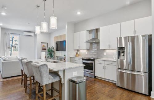 East Hill Casa | Gorgeous Home Rooftop Deck 3 Bdrs 3 Baths