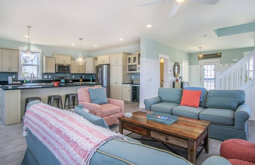 Miami Park Casa | Hermosa casa con patio, terrazas, sala de estar abierta, ¡fácil acceso a la playa!