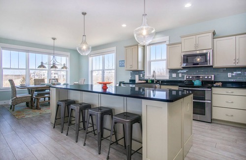 Miami Park Casa | Hermosa casa con patio, terrazas, sala de estar abierta, ¡fácil acceso a la playa!
