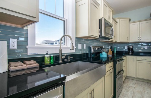 Miami Park Casa | Hermosa casa con patio, terrazas, sala de estar abierta, ¡fácil acceso a la playa!