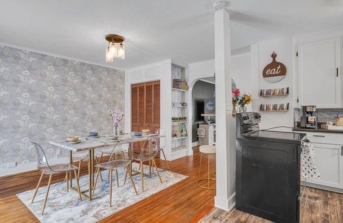 Charlotte Casa | Gorgeous home walking distance to the beach