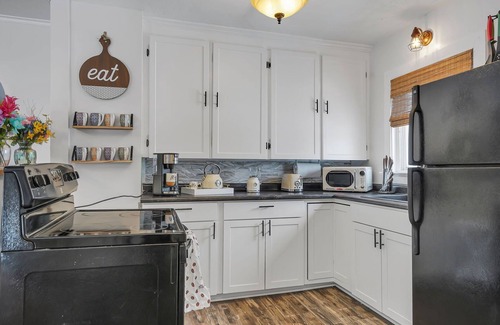 Charlotte Casa | Gorgeous home walking distance to the beach
