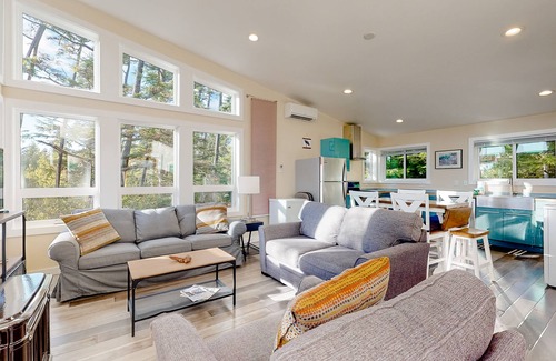 Nehalem Casa | Gorgeous home with a gas grill, kitchen, washer/dryer, patio, & gas fireplace