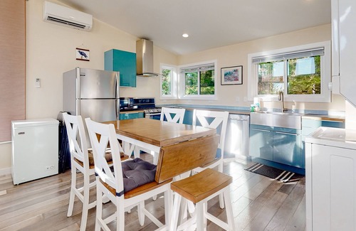 Nehalem Casa | Gorgeous home with a gas grill, kitchen, washer/dryer, patio, & gas fireplace
